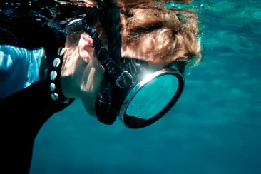 diver-exploring-mediterranean-marine-life-in-menor-2026-01-09-11-20-28-utc Buzo nadando debajo del mar